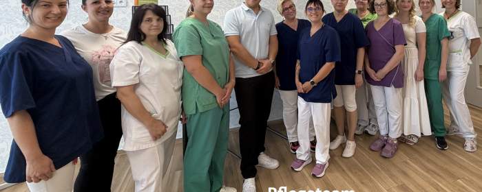 Pflegedirektor Christian Emmerich und Pflegedienstleiterin Karin Christine Nies mit Mitarbeiter der Pflege- und Funktionsdienste sowie dem pflegerischen Nachwuchs der ATOS Orthopädischen Klinik Braunfels.