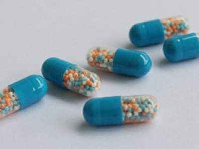 Mit verschiedenfarbigen Pellets gefüllte Hartgelatinekapseln. Foto: Pharmawiki